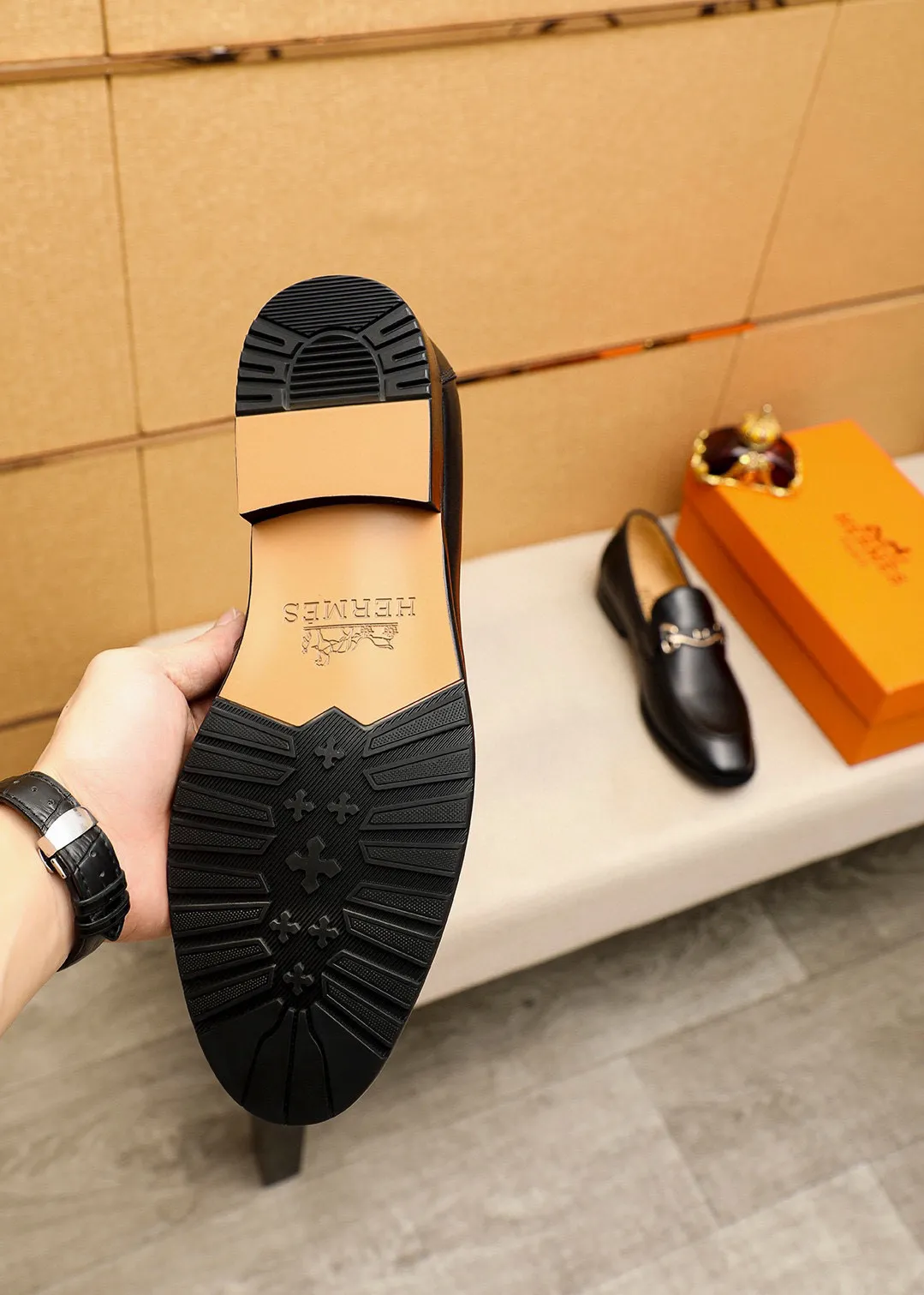 Men's shoes 💰442 💐 Product trademark: HERMES "Hermès" casual leather shoes Regular size: 38-44 (45🉑️customized) Product materials: Selected imported first-layer calfskin upper + luxury hardware buckle, imported water-dyed 🐂 cowhide lining. Strong three-dimensional visual effect, combined outsole Color: 1⃣️color optional